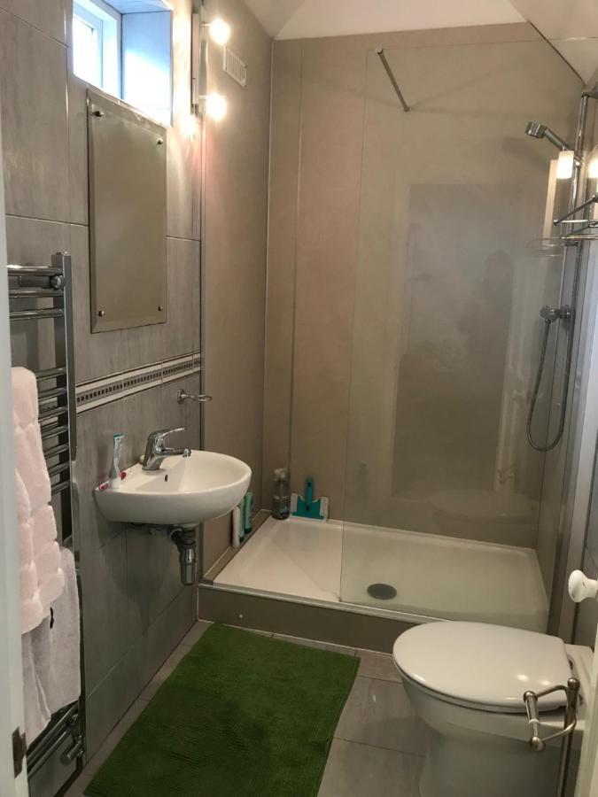 Kristina'S Coach House Apartment Хоршъм Екстериор снимка