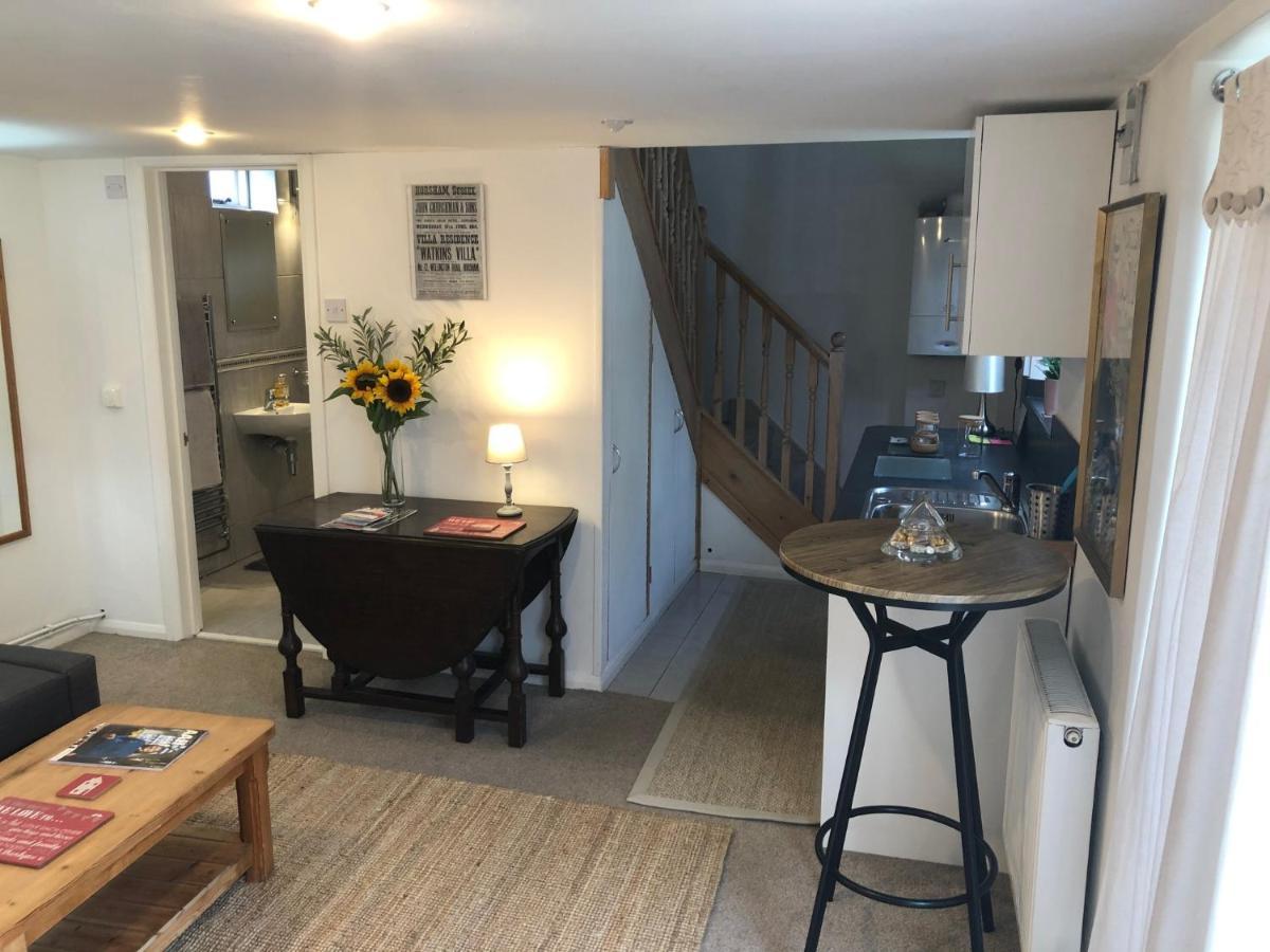 Kristina'S Coach House Apartment Хоршъм Екстериор снимка