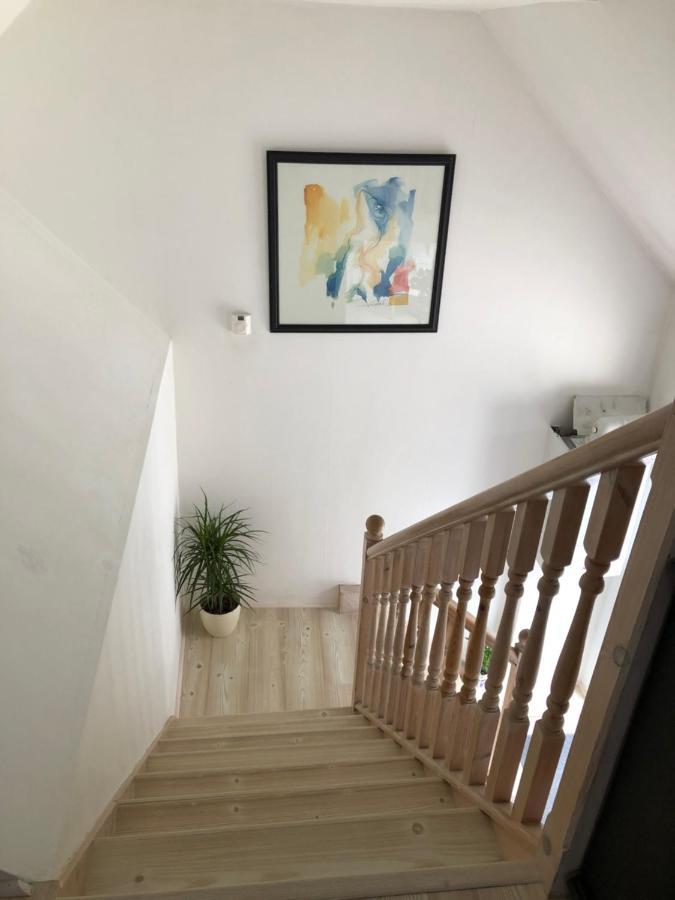 Kristina'S Coach House Apartment Хоршъм Екстериор снимка