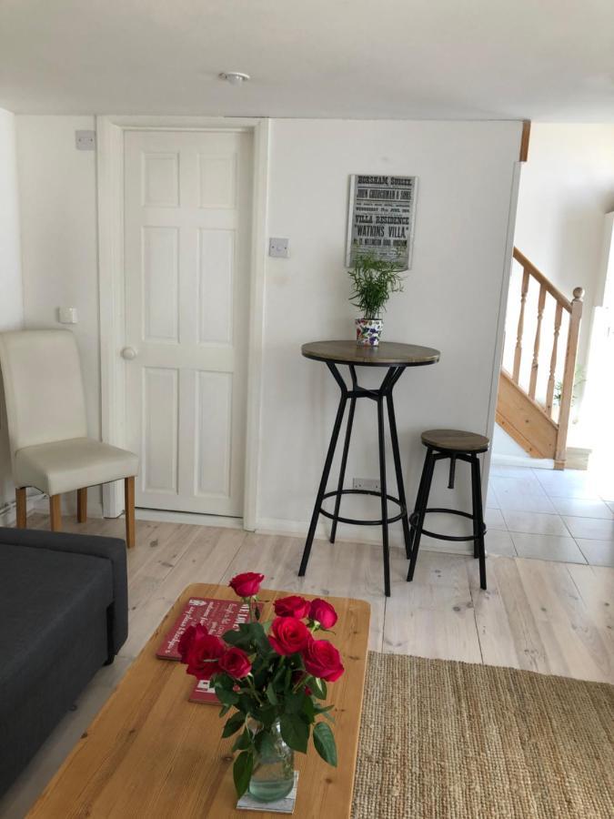 Kristina'S Coach House Apartment Хоршъм Екстериор снимка