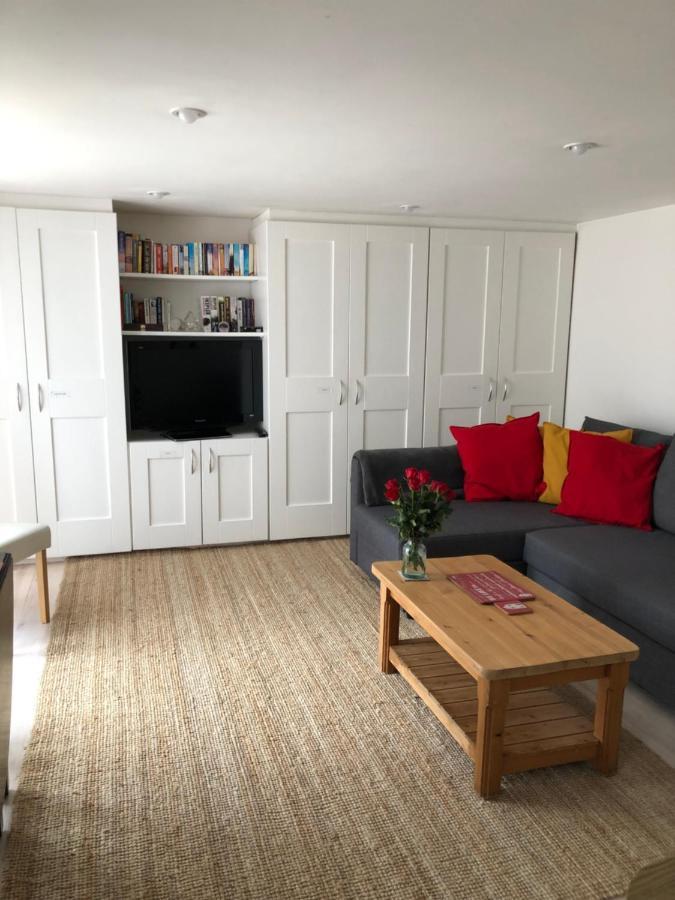 Kristina'S Coach House Apartment Хоршъм Екстериор снимка