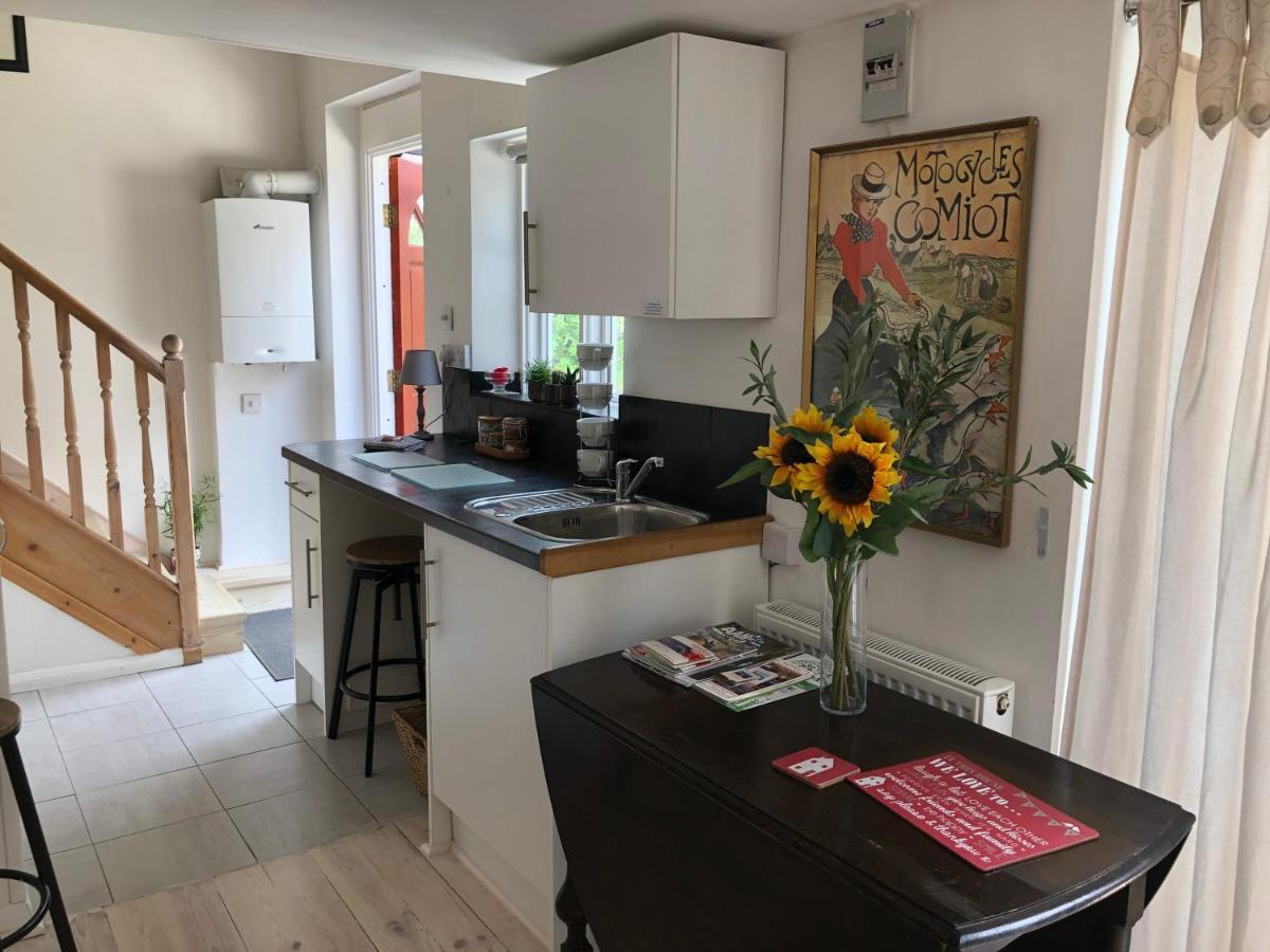 Kristina'S Coach House Apartment Хоршъм Екстериор снимка